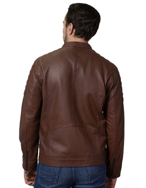 Chamarra para caballero con cuello mao confeccionada en piel marca Perry Ellis.